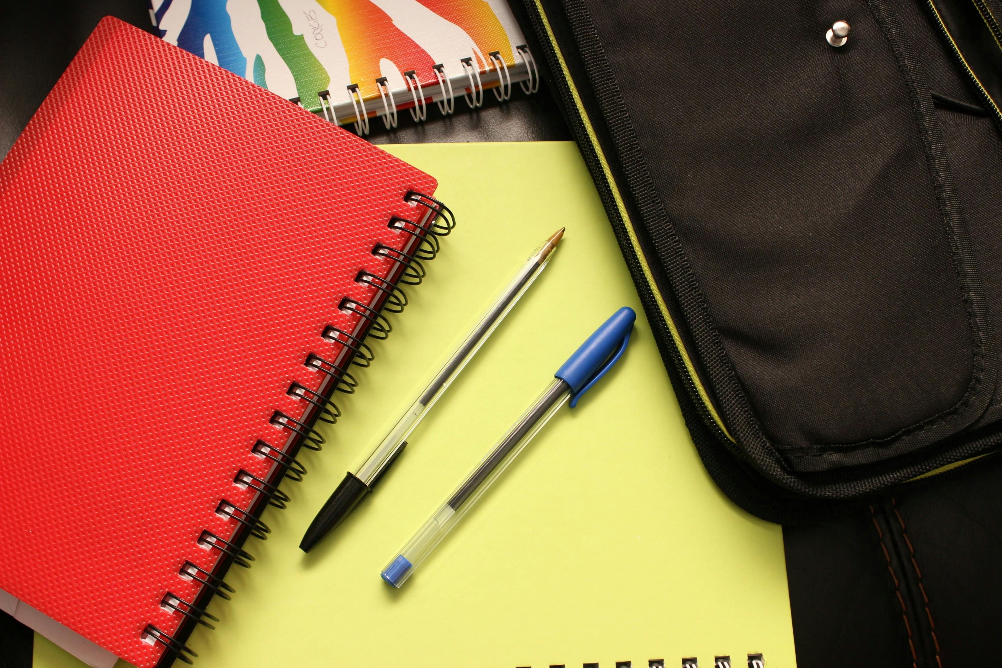 Kit Scolaire d'ONG (100 cahiers + 100 stylos)